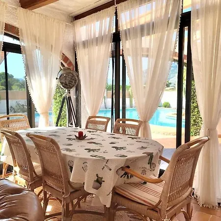 Villa De Charme Avec Piscine Privee Face A La *