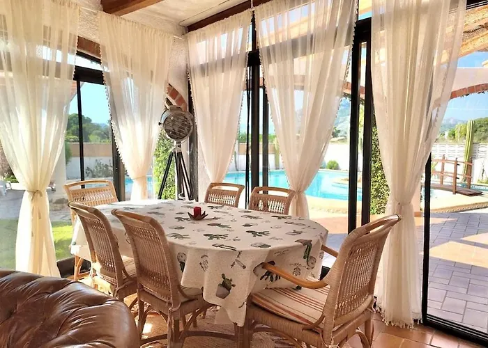 Villa De Charme Avec Piscine Privee Face A La *